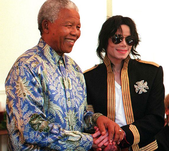 Một bức ảnh quý giá Michael Jackson chụp ảnh cùng vị lãnh tụ vĩ đại Nelson Mandela trong một cuộc họp báo vào năm 1999 ở Cape Town, Nam Phi để thông báo về một dự án nhân đạo của ông.