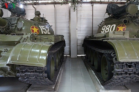 Xe tăng hạng trung T-55 (trái) và T-54B của Quân đội Nhân dân. Ảnh chụp tại Bảo tàng Tăng Thiết giáp Việt Nam.