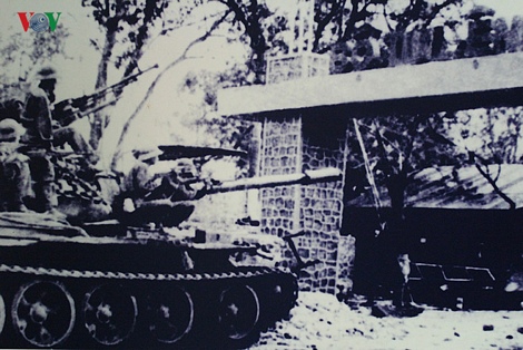 Xe T-54B số hiệu 980 bắn sập cổng sư đoàn 23 của chế độ ngụy “Việt Nam Cộng hòa” trong trận giải phóng Buôn Mê Thuột ngày 11/3/1975.