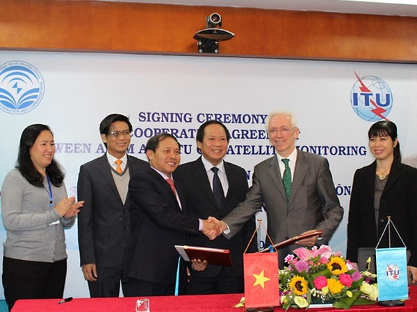 Cục trưởng Cục Tần số vô tuyến điện Đoàn Quang Hoan và Cục trưởng Cục Thông tin vô tuyến - ITU tại lễ ký kết thỏa thuận hợp tác. (Nguồn: mic.gov.vn)