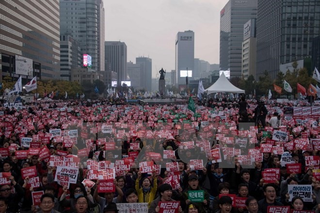 Biểu tình tại Seoul ngày 5/11, đòi Tổng thống Park Geun-Hye từ chức. (Nguồn: AFP/TTXVN)