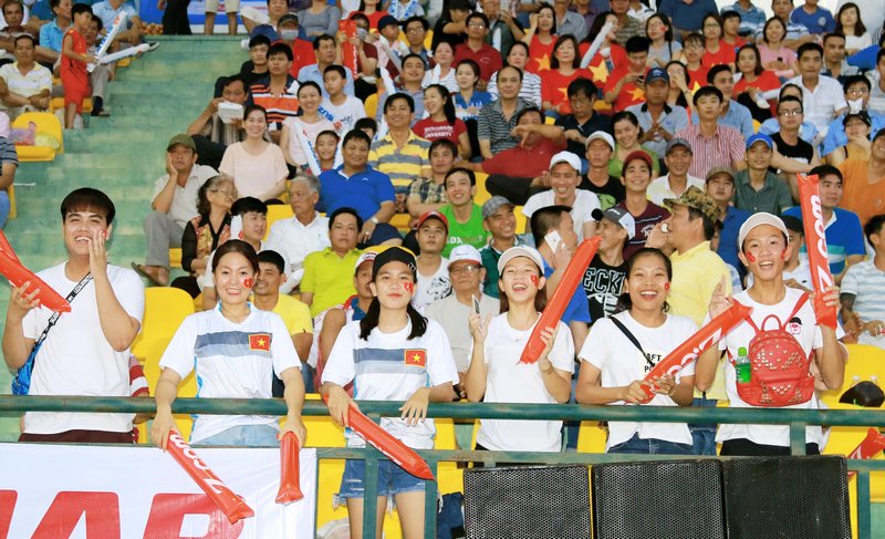 Các cổ động viên trên khán đài cuồng nhiệt ủng hộ cho đội tuyển quốc gia Việt Nam.