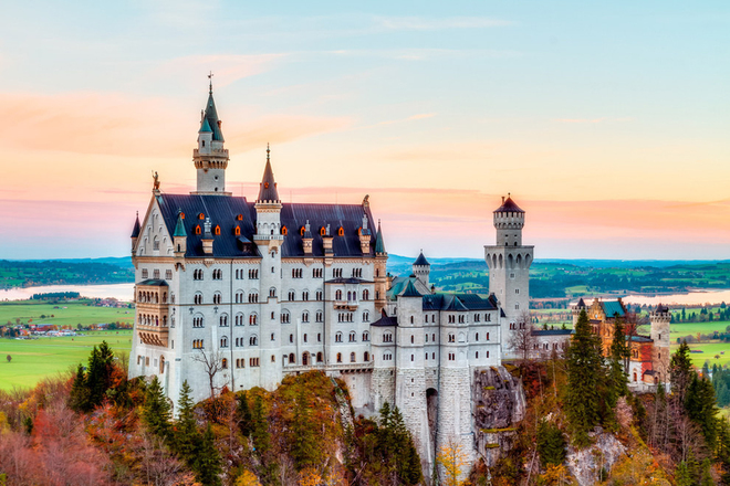 Lâu đài Neuschwanstein, Đức: Nằm trên vách đá ở chân núi dãy Alps và rừng Bavarian nguyên sơ, thuộc địa phận của làng Schwangau, gần Füssen, miền tây nam Bravia do Vua Ludwig II xây dựng. Lâu đài Neuschwanstein hiện lên nguy nga, tráng lệ và được đánh giá là một trong những tòa lâu đài đẹp nhất trên thế giới. Neuschwanstein cũng là nguồn cảm hứng cho lâu đài trong câu chuyện cổ tích Công chúa ngủ trong rừng của hãng Walt Disney.