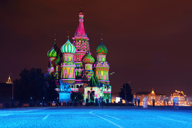 Nhà thờ chính tòa Saint Basil, Nga: Được xây dựng trên Quảng trường đỏ tại thủ đô Moscow, nhà thờ Saint Basil là một công trình kiến trúc nhiều màu sắc gồm 9 ngôi tháp chóp hình củ hành, trên đỉnh có một dấu thập thánh giá. Quần thể Nhà thờ thánh Basil được xây bằng gạch đỏ rực rỡ, theo phong cách Byzantine nổi tiếng ở Nga.