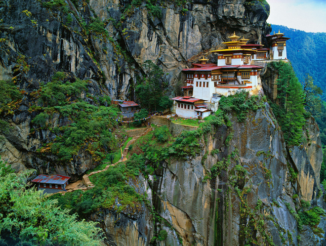 Tu viện Paro Taktsang, Bhutan: Còn gọi là Hang hùm (Tiger’s Nest), tu viện Taktsang Palphug là thánh địa Phật giáo đáng chú ý nhất trên dãy Himalaya, nằm cheo leo bên vách đá cao ngất nhìn xuống thung lũng Thượng Paro. Tu viện này từng là nơi ẩn dật của nhiều nhà sư. Địa thế hiểm trở của công trình tâm linh này dễ khiến người ta e sợ nhưng cũng chính là điểm đặc biệt thu hút khách thập phương.