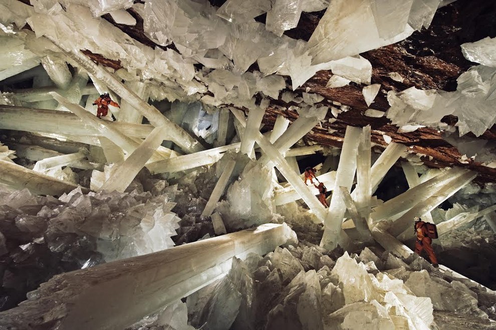 Hang động Crystal, Mexico: Nổi tiếng là một hang động có pha lê tự nhiên lớn nhất thế giới với những rầm pha lê trong suốt cao 11m. Nơi này được phát hiện vào năm 2000 với rất nhiều tinh thể pha lê khổng lồ được hình thành từ 500.000 năm trước.