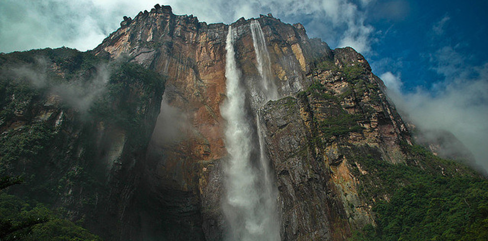 Thác nước Angel, Venezuela: Hình mẫu cho thác Thiên đường trong bộ phim hoạt hình Up chính là thác Angel, thác nước cao nhất thế giới với độ cao 979m và độ cao nước chảy tự do là 807m.