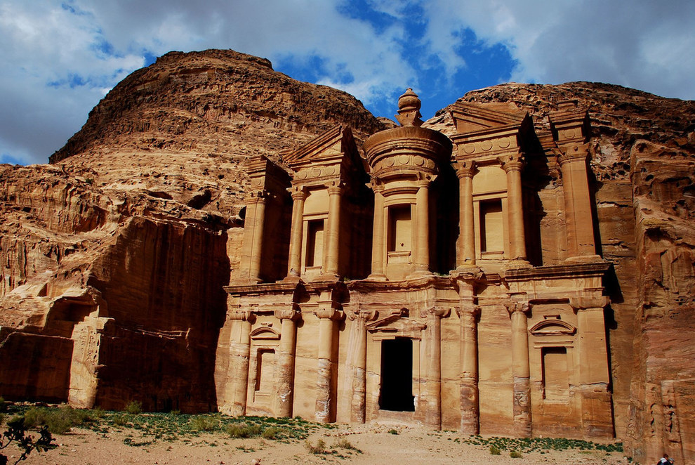 Thành cổ Petra, Jordan: Được mệnh danh là Thành phố hoa hồng bởi màu đá đỏ quanh khu vực, Petra là thủ phủ do người Nabataean xây dựng trong lòng núi từ hơn 2.000 năm trước. Thành cổ Petra nằm ở phía Tây Nam của Jordan, cách Biển Chết khoảng 80km mang nét đẹp đậm chất kiến trúc La Mã cổ đại. Những kiến trúc điêu khắc trên đá, vách đá hùng vĩ quanh co... hút hồn bất cứ du khách nào. Năm 2007, Petra được công nhận là một trong bảy kỳ quan của thế giới hiện đại.