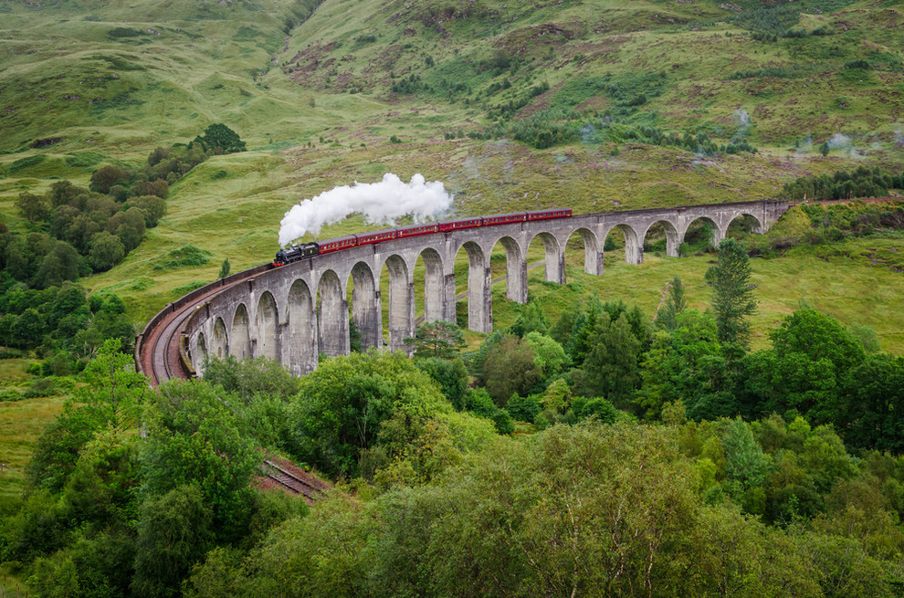 Cầu mái vòm Glenfinnan Viaduct, Scotland: Cây cầu cạn 21 mái vòm thuộc tuyến đường sắt West Highland, làng Glenfinnan, Lochaber, Highland, Scotland được xây dựng vào năm 1898. Các fan của Harry Potter sẽ dễ dàng nhận ra công trình này vì nó xuất hiện trong ba phần của loạt phim, khi chuyến tàu Hogwarts Express chở các pháp sư và phù thủy đến trường Hogwarts.