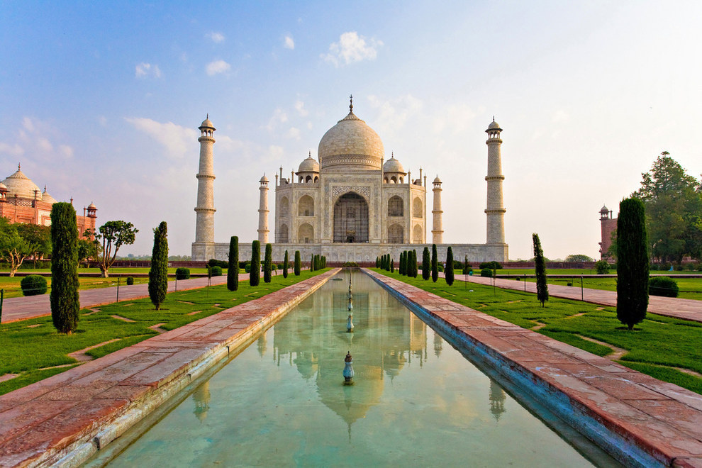 Đền Taj Mahal, Ấn Độ: Khu lăng mộ bằng đá cẩm thạch trắng tọa lạc tại thành phố Agra, Ấn Độ, được xem là viên ngọc quý của nền kiến trúc Hồi giáo và cũng là cảm hứng để hãng Disney dựng lên cung điện lộng lẫy trong phim hoạt hình Aladdin. Đền Taj Mahal do hoàng đế Shah Jahan xây dựng từ năm 1632 đến 1653 để tưởng nhớ người vợ thứ ba của ông và đã trở thành kiệt tác được cả thế giới ngưỡng mộ.