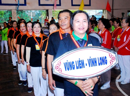 Ban tổ chức trao HCĐ cho đội Vũng Liêm.