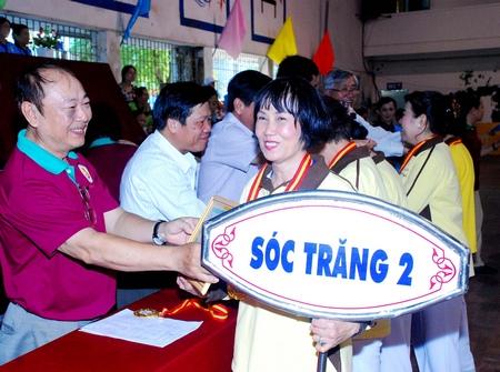 Ông Nguyễn Tuấn Lâm trao HCV cho đội Sóc Trăng 2.