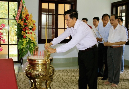 Ông Nguyễn Văn Thanh- Chủ tịch LĐXĐMT Vĩnh Long và đoàn đua viếng, thắp hương tại Khu tưởng niệm cố Thủ tướng Võ văn Kiệt.