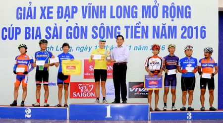 Ông Nguyễn Văn Thanh- Chủ tịch LĐXĐMT Vĩnh Long trao cúp và áo vàng cho tay đua Pezrzo Claude.