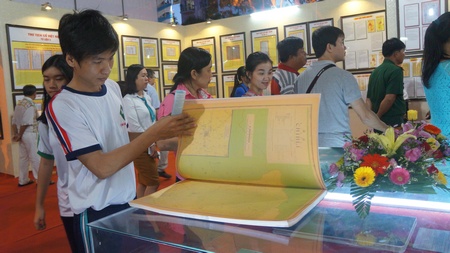 Sinh viên Vĩnh Long xem bản đồ cổ trưng bày tại triển lãm khẳng định chủ quyền 2 quần đảo Hoàng Sa, Trường Sa là của Việt Nam.