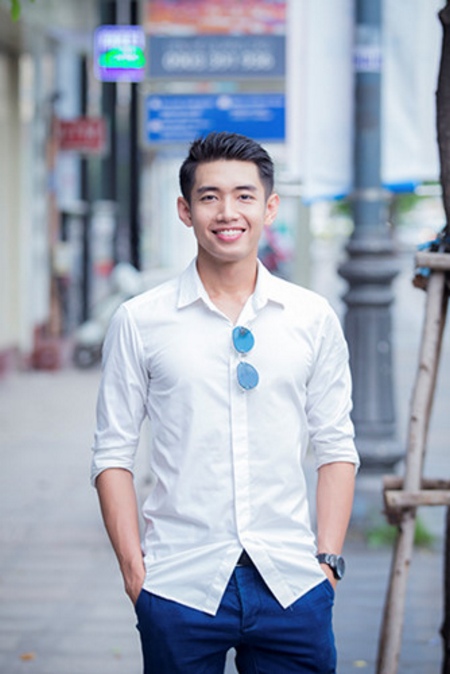  Quang Đăng khoe vẻ đẹp trai trong trang phục áo sơmi trắng, quần jeans năng động. 