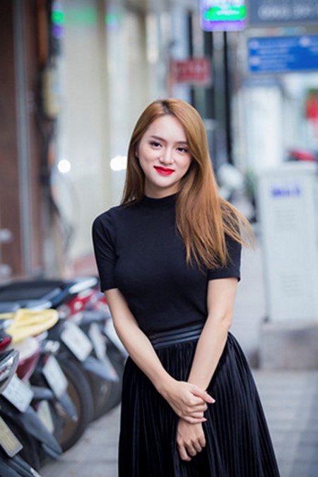 Trong khi đó, Hương Giang chọn màu sắc đối lập với cây đen gồm áo và váy. 