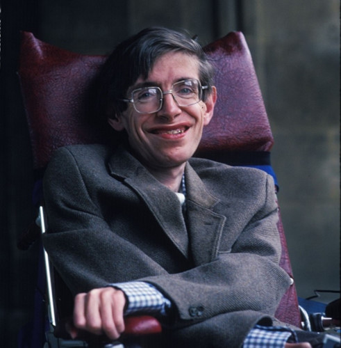 Stephen Hawking là nhà vật lý nổi tiếng người Anh. Khi Hawking 21 tuổi, bác sĩ chẩn đoán ông bị liệt và nói rằng ông chỉ sống thêm được 2 năm rưỡi. Tuy nhiên, Stephen không chỉ tiếp tục học mà còn quản lý để trở thành nhà vật lý lý thuyết nổi tiếng nhất của thời đại chúng ta. Năm 1985, Stephen Hawking đã mất khả năng nói, nhưng điều này đã không ngăn cản ông cống hiến.