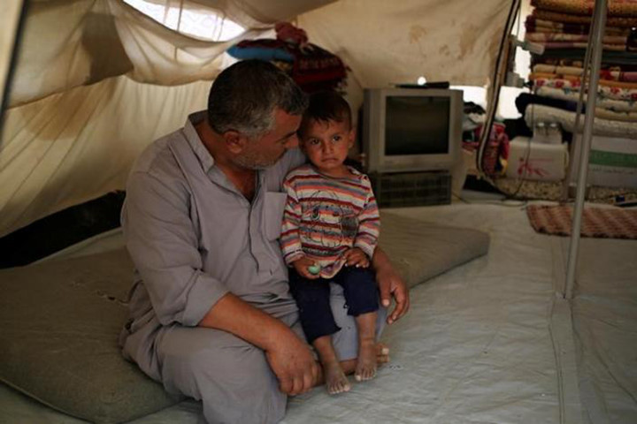 Người bố và cậu con trai 2 tuổi chạy khỏi Mosul đang sống trong lán trại tị nạn và đối mặt với việc cậu con trai không có giấy tờ tùy thân.
