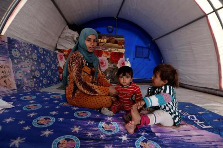 Nada 8 tháng và Houda 2 tuổi cùng mẹ chạy khỏi Mosul, hiện đang sống tại trại tị nạn Khazer trong cảnh không có giấy tờ.