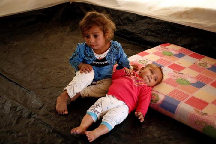Hai em bé khác bơ vơ trong lán trại Debaga, Iraq không được chính quyền địa phương thừa nhận.