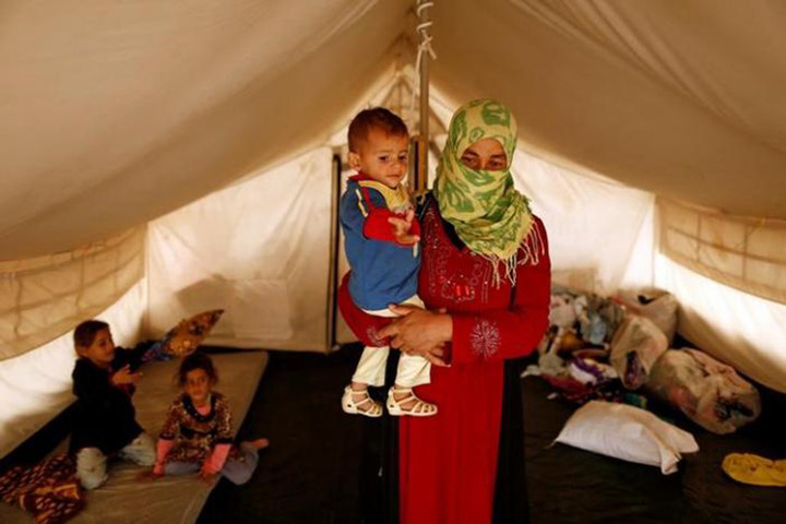 Người mẹ chạy khỏi Mosul buồn rầu và lo lắng cho tương lai cậu con trai 1 tuổi không có giấy khai sinh.