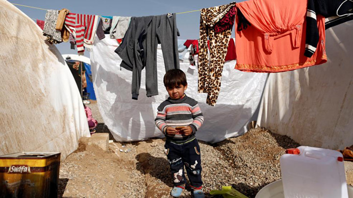 Theo Reuters, cuộc nội chiến 5 năm ở Syria khiến 10 triệu người phiêu dạt tới khu vực biên giới với Iraq, nơi cuộc sống địa ngục không kém khi phiến quân IS chiếm đóng. Việc di tản đã đẩy số phận của con cái họ vào một tương lai vô thừa nhận.