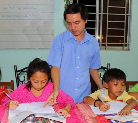 Với anh Phương, được giúp đỡ học sinh nghèo là niềm vui và thấy mình sống có ích hơn.