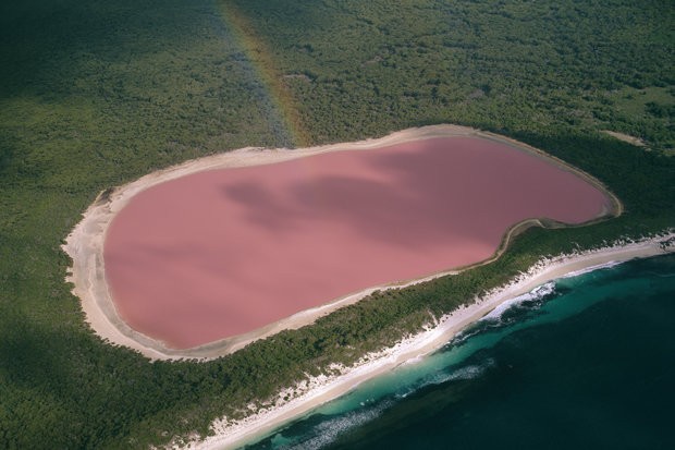  Nếu đã đến tham quan Núi đá đỏ Ayers Rock và rặng san hô Great Barrier Reef, thì bạn không nên bỏ qua hồ Hillier ở Australia.Hillier là một hồ nước mặn màu hồng, dài khoảng 600m và rộng 250m, nằm ở phía tây Australia. Hiện chưa xác định được lý do tại sao hồ này lại có màu hồng, nhưng nhiều ý kiến tin rằng, có một loại tảo sống trong hồ đã tạo ra màu sắc như vậy.