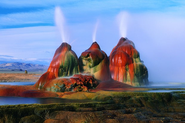 Tọa lạc tại vùng “Sa mạc Đen” thuộc bang Nevada, mạch nước nóng Fly Geyser là một trong những điểm du lịch thu hút rất đông khách du lịch của nước Mỹ. Fly Geyser không phải là một hiện tượng tự nhiên. Năm 1916, chủ một trang trại đã khoan giếng ở đây để lấy nước và ông vô tình khoan trúng một mạch nước. Nhưng mãi đến năm 1964, nước nóng mới bắt đầu phun lên mặt đất.