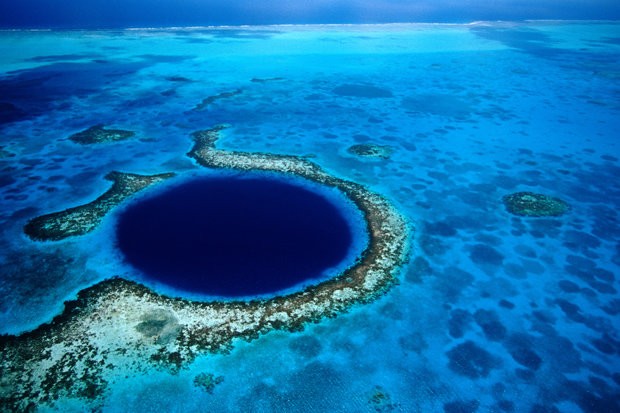 Hố xanh khổng lồ này được hình thành như một hệ thống hang động đá vôi trong thời kỳ băng hà nằm ngoài khơi Belize, thuộc Trung Mỹ. Hố có hình dạng gần như một hình tròn, sâu 124m và có đường kính rộng khoảng 300m. Nằm gần rạn san hô Lighthouse Reef với sự phong phú của các loài sinh vật biển, do vậy đây là một địa điểm mơ ước của của những người yêu thích lặn biển.