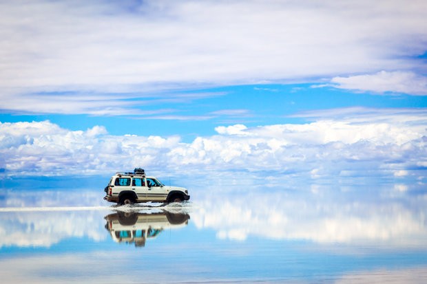 Salar De Uyuni là cánh đồng muối tự nhiên lớn nhất trên thế giới, với diện tích khoảng 10.500 km2. Do bề mặt rộng, bằng phẳng và có thể phản chiếu ánh sáng nên cánh đồng muối này được mệnh danh là “tấm gương lớn nhất thế giới”. Nơi đây chứa 50-70% trữ lượng muối của thế giới và cũng là một nơi tham quan vô cùng tuyệt vời.