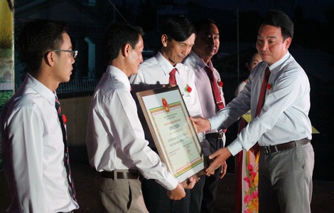 Ông Lữ Quang Ngời- Ủy viên Thường vụ  Tỉnh ủy, Phó chủ tịch UBND tỉnh trao bằng công nhận xã NTM và các phần thưởng cho Đảng bộ và nhân dân xã An Phước.