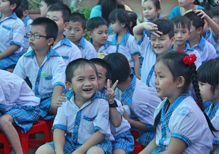 Học sinh trường tiểu học A thị trấn Long Hồ hồ hởi vui mừng trong ngày lễ kỷ niệm 20/11.