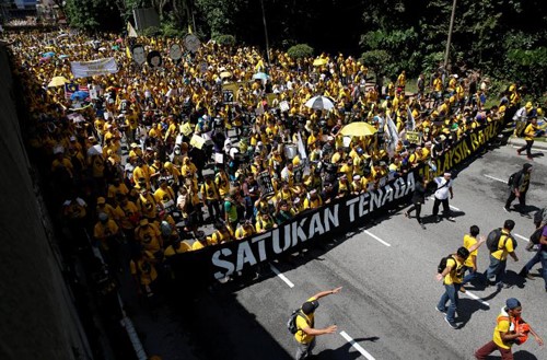 Người biểu tình đòi thủ tướng Malaysia từ chức ở trung tâm Kuala Lumpur. Ảnh: Reuters