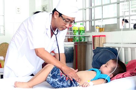 Các trẻ bị ngộ độc thực phẩm được các bác sĩ Bệnh viện Đa khoa huyện Tam Bình tận tình chăm sóc.