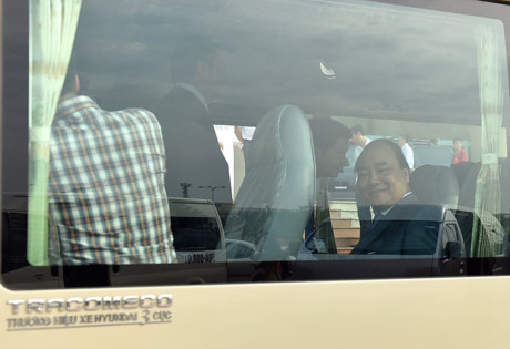 Thủ tướng và các đại biểu tham quan ĐH Quốc gia TPHCM bằng xe khách