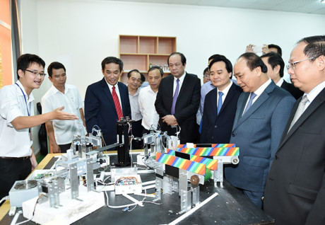 Thủ tướng tham quan Khoa nghiên cứu công nghệ cao của trường ĐH Quốc tế-ĐH Quốc gia TPHCM.