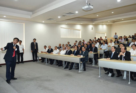 Thủ tướng và các đại biểu tham quan giảng đường của ĐH Quốc tế-ĐH Quốc gia TPHCM. 