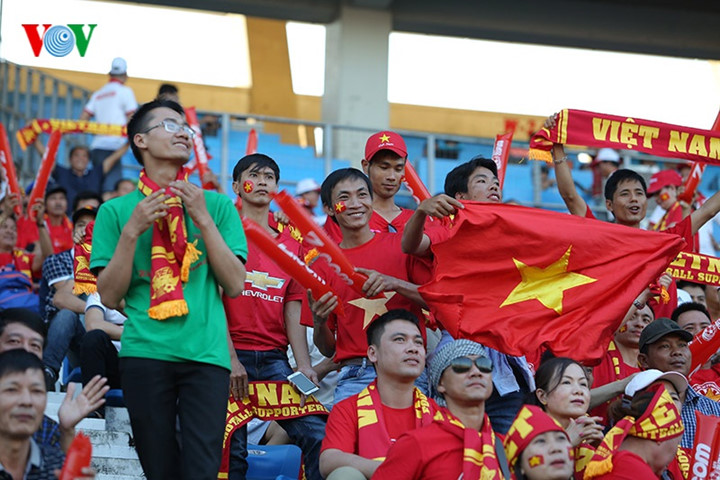 Đông đảo người hâm mộ bóng đá nước nhà đã có mặt ở sân vận động Thuwunna, Yangon, Myanmar để cổ vũ cho ĐT Việt Nam trong trận ra quân tại AFF Cup 2016.