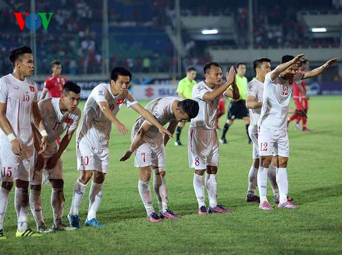Các cầu thủ ĐT Việt Nam chào khán giả trên sân Thuwunna sau trận đấu.