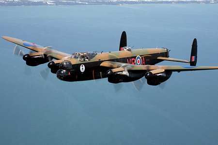 Chiếc Lancaster trong ảnh là một máy bay quý hiếm còn sót lại và 1 trong 2 chiếc Lancaster còn có thể bay được trên thế giới hiện nay.