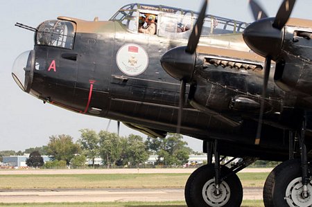 Chiếc phi cơ Lancaster này là để tưởng nhớ phi công Andrew Charles Mynarski và lòng dũng cảm của ông.