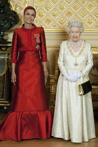 Khi Nữ hoàng có chuyến thăm nhà nước tới Qatar vào năm 1979, lãnh đạo của đất nước đã giới thiệu bà chiếc dây chuyền ngọc trai sáu vòng gắn kim cương tuyệt đẹp. Dây chuyền thường được kết hợp với đôi khuyên tai đồng bộ.