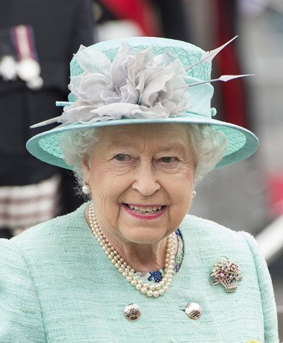 Chiếc dây chuyền ngọc trai ba vòng này đã trở thành một trong những món trang sức mang tính biểu tượng nhất của Nữ hoàng. Đây là món quà bà được nhận từ cha mình nhân Lễ kỷ niệm lên ngôi 25 năm Silver Jubilee của ông - khi Nữ hoàng lúc đó mới 9 tuổi. Và ngay cả đến khi bà 90 tuổi, chiếc dây chuyền vẫn được đeo thường xuyên.