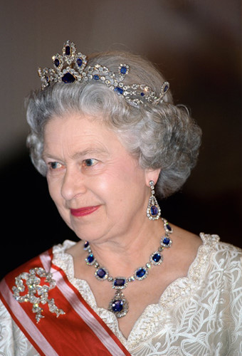 Vòng cổ và hoa tai được gắn đá saphia và kim cương là một trong những món quà cưới mà Nữ hoàng nhận được từ cha của mình. Đây là món trang sức mà bà vô cùng yêu quý.