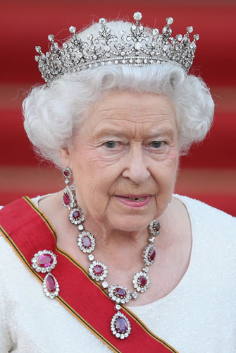 Hoàng tử Albert đã mua bộ trang sức này cho vợ - Nữ hoàng Victoria, ban đầu gắn đá quý Opal. Tuy nhiên sau khi Nữ hoàng Alexandra thừa kế món trang sức này, bà đã thay đá Opal bằng hồng ngọc. Nữ hoàng Elizabeth II đeo vòng cổ kết hợp cùng hoa tai, bông cài áo đồng bộ.
