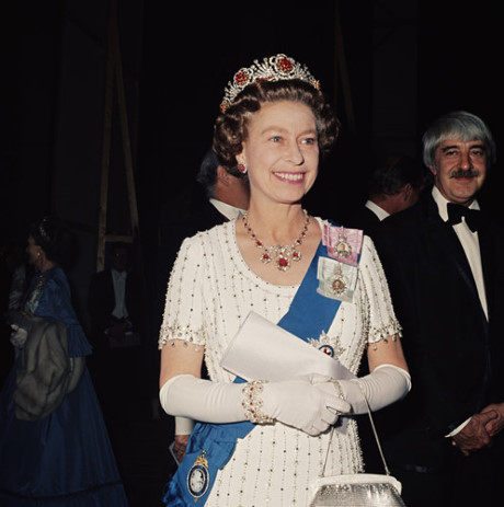 Trước khi được thừa kế vòng cổ trong bộ trang sức hồng ngọc kể trên, Nữ hoàng Elizabeth II đeo một chiếc vòng đá đỏ khác là vòng cổ Baring.