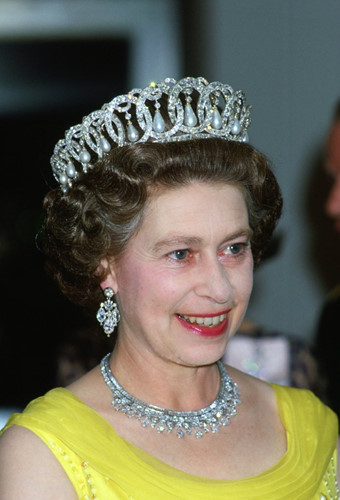 Chiếc vòng cổ kim cương được chế tác bởi Harry Winston và dâng lên Nữ hoàng trong năm 1967. Vòng chứa hàng trăm viên kim cương, được hoàn thành năm 1952 - năm Nữ hoàng lên ngôi. Đây cũng là vòng cổ Nữ hoàng cho công nương Diana mượn trong chuyến thăm chính thức Australia.