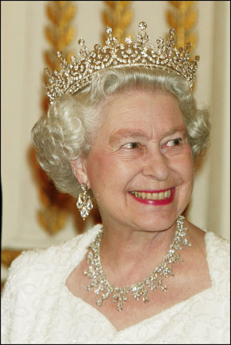 Một chiếc vòng cổ kim cương khác được chế tác bởi Harry Winston được tặng cho Nữ hoàng khi bà thực hiện một chuyến thăm nhà nước tới Saudi Arabia vào năm 1979. Chiếc vòng cũng được công nương Diana mượn đeo trong nhiều dịp.